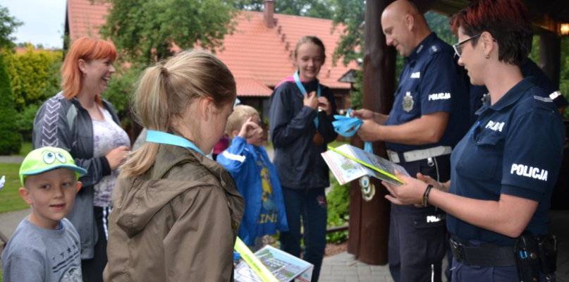 Każdy uczestnik otrzymał upominki. Fot. KPP Świecie