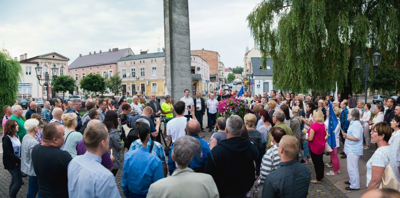 Na płycie Małego Rynku zebrało się ponad stu manifestantów