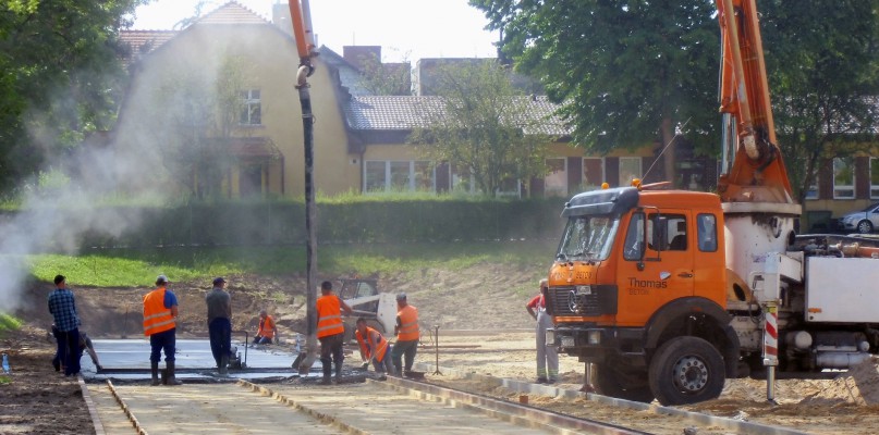 Betonowa podbudowa wiąże się przez 28 dni. W tym czasie nie można wykonywać innych prac. Fot. Sebastian Glazinski
