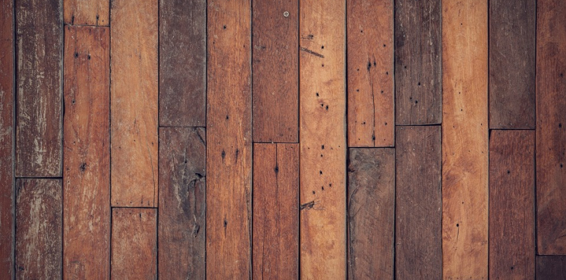 Sprawdź, jakie gatunki drewna najlepiej sprawdzą się jako podłoga w Twoim domu