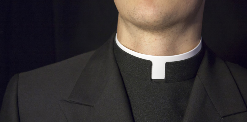 Sytuacja coraz bardziej się polaryzuje - coraz więcej osób nie przyjmuje kolędy, a ci którzy przyjmują chętnie dają datki na Kościół. Fot. photogenica