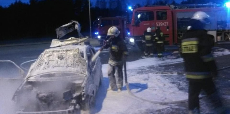 Samochód cały stał w ogniu. Strażakom pozostało tylko ugasić wrak. Fot. OSP Warlubie