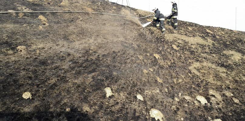 Wypalanie traw w pobliżu dróg może być niebezpieczne dla kierowców - zadymienie ogranicza widoczność. Fot. OSP Warlubie