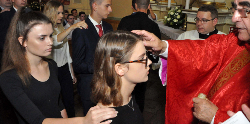 Każdemu bierzmowanemu towarzyszył świadek bierzmowania. Fot. Krzysztof Nowicki