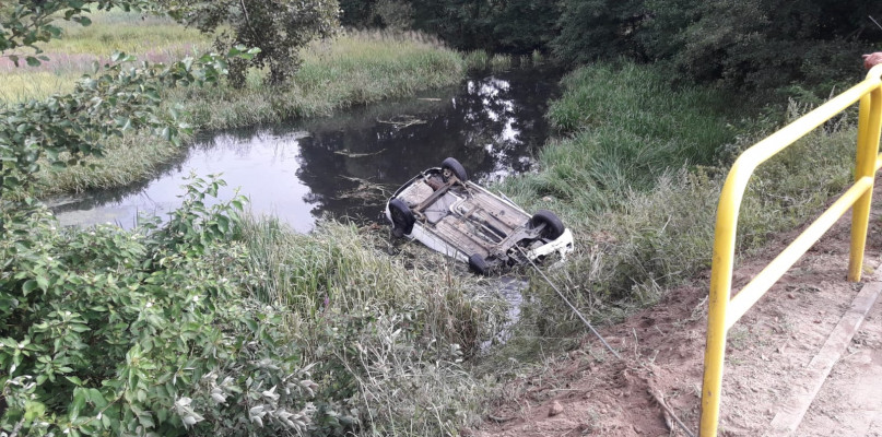 W Tleniu samochód wpadł do rzeki. W środku była trójka dzieci