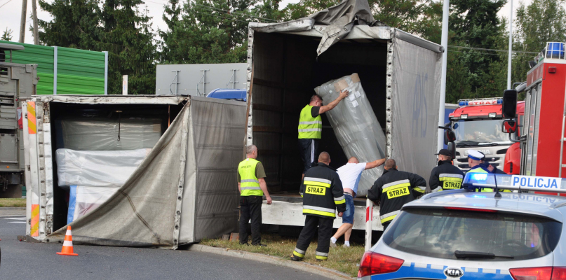 Z podniesieniem samochodu trzeba było poczekać do jego rozładowania. Fot. Krzysztof Nowicki