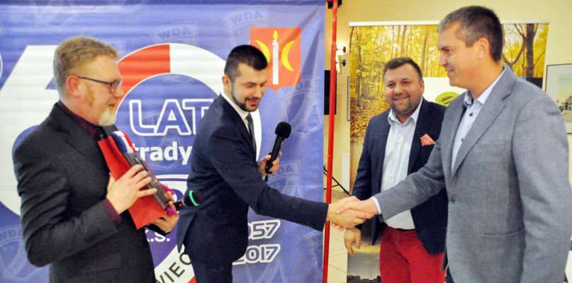 Na spotkaniu oficjalnie przyjęto nowych członków - na zdjęciu właścicieli hurtowni budowlanej Gresta. Fot. Krzysztof Nowicki