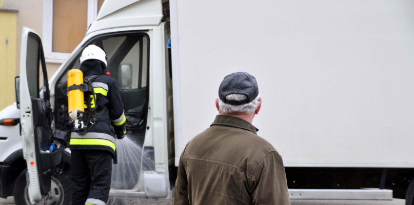 Paliło się w kabinie dostawczaka na Krausego - ZDJĘCIA i WIDEO