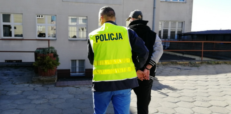 Był zdenerwowany i trzęsły mu się ręce. Miał powód do niepokoju