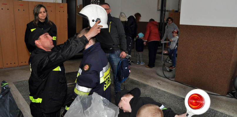 Przymiarka strażackiego ubrania to jedna z wielu atrakcji. Fot. Krzysztof Nowicki