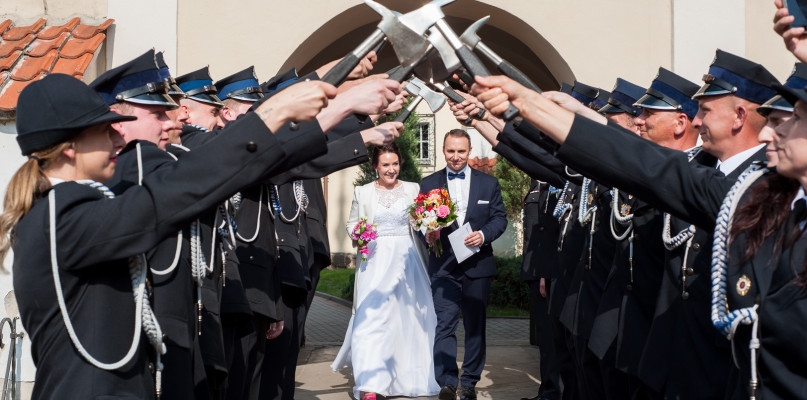 Strażacka tradycja dodała uroku ślubnej uroczystości. Fot. Archiwum Młodej Pary