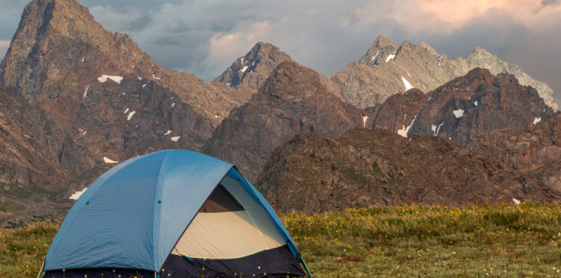 6 zalet wypoczynku pod namiotem - przekonaj się, że warto!