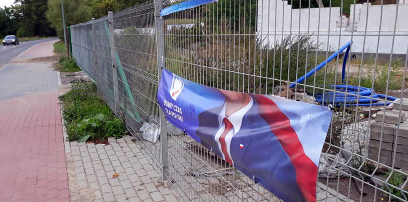 Następnego dnia w miejsce zniszczonego pojawił się nowy. Fot. Krzysztof Nowicki