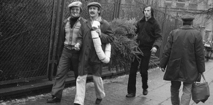 W czasach PRL papier toaletowy był towarem deficytowym. Fot. NAC