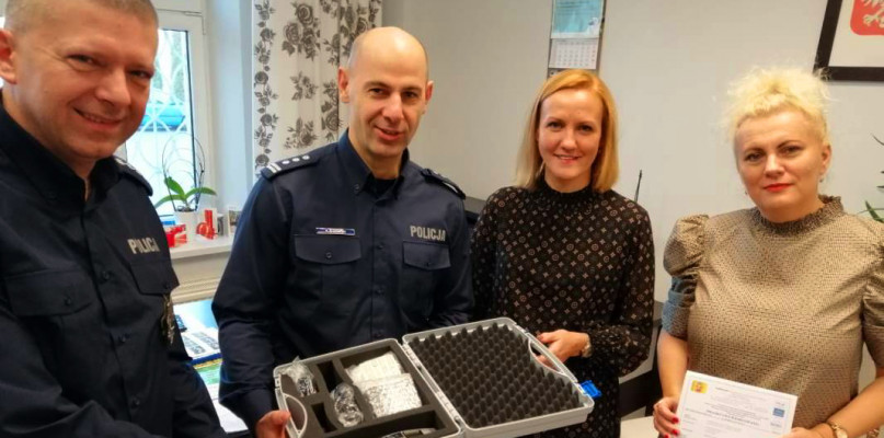 Nowy sprzęt ma poprawić bezpieczeństwo na drogach gminy Dragacz. Fot. KPP Świecie