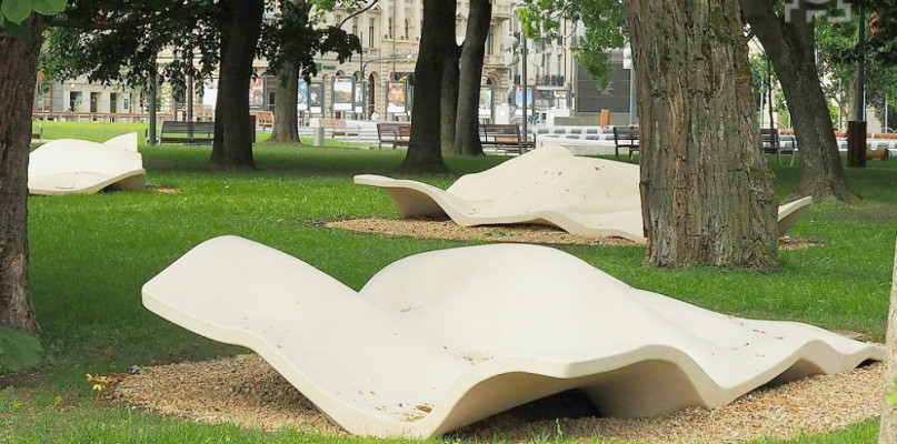 Plac Litewski w Lublinie po przebudowie zyskał ciekawe elementy małej architektury. Jej głównymi zaletami są łączenie ludzi, funkcjonalność i estetyka. Fot. lublin.eu