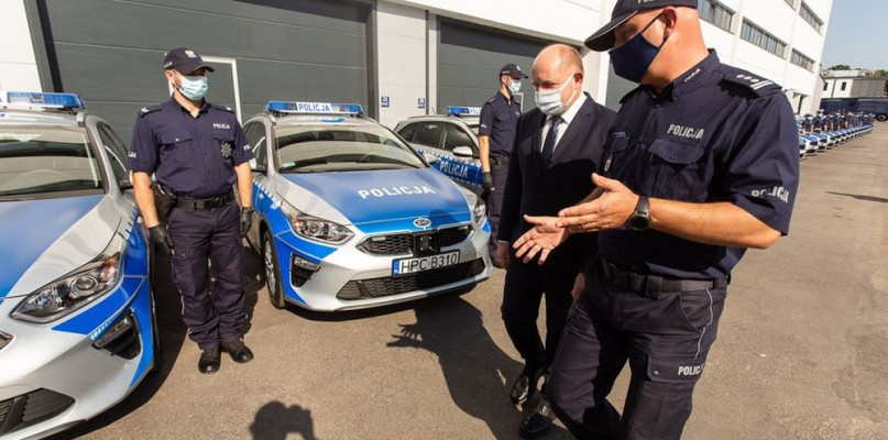 Przekazanie radiowozów odbyło się przed Komendą Wojewódzką Policji w Bydgoszczy, fot. Filip Kowalkowski dla UMWKP