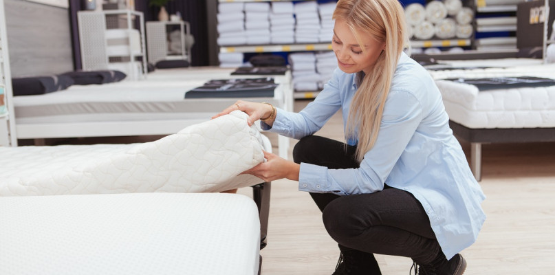 Odkryj zalety i wady materacy piankowych. Jak dobrać rodzaj materaca do spania?