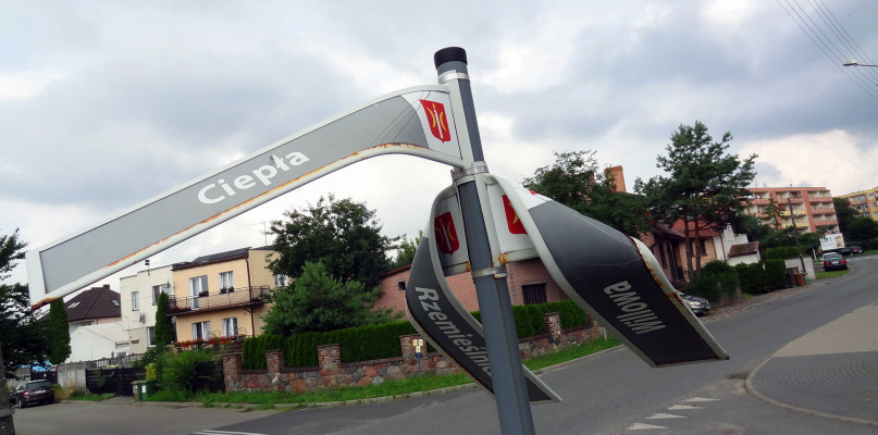 Częstym obiektem popisów głupoty stają się tabliczki z nazwami ulic. Fot. Krzysztof Nowicki