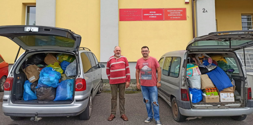 Dary zebrane w Akademickim Liceum Ogólnokształcącym w Świeciu. Od lewej Jerzy Grzybowski i inicjator akcji pomocowej w powiecie świeckim Leszek Naskrentzki. Fot. Nadesłane