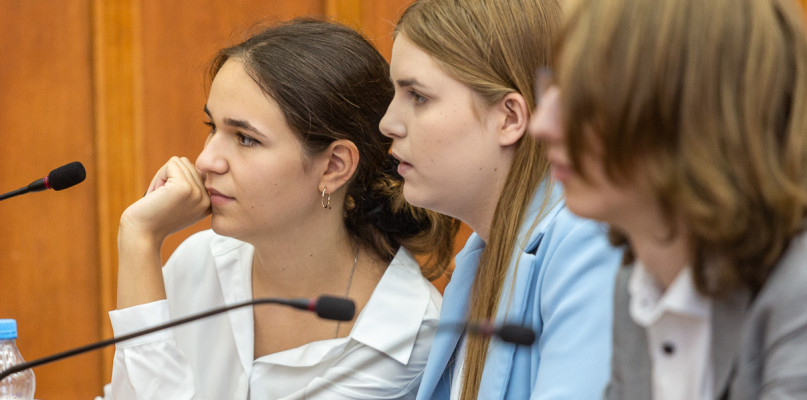 Sesja inauguracyjna Młodzieżowego Sejmiku Województwa (Natalia w środku), fot. Szymon Zdziebło/tarantoga.pl dla UMWKP