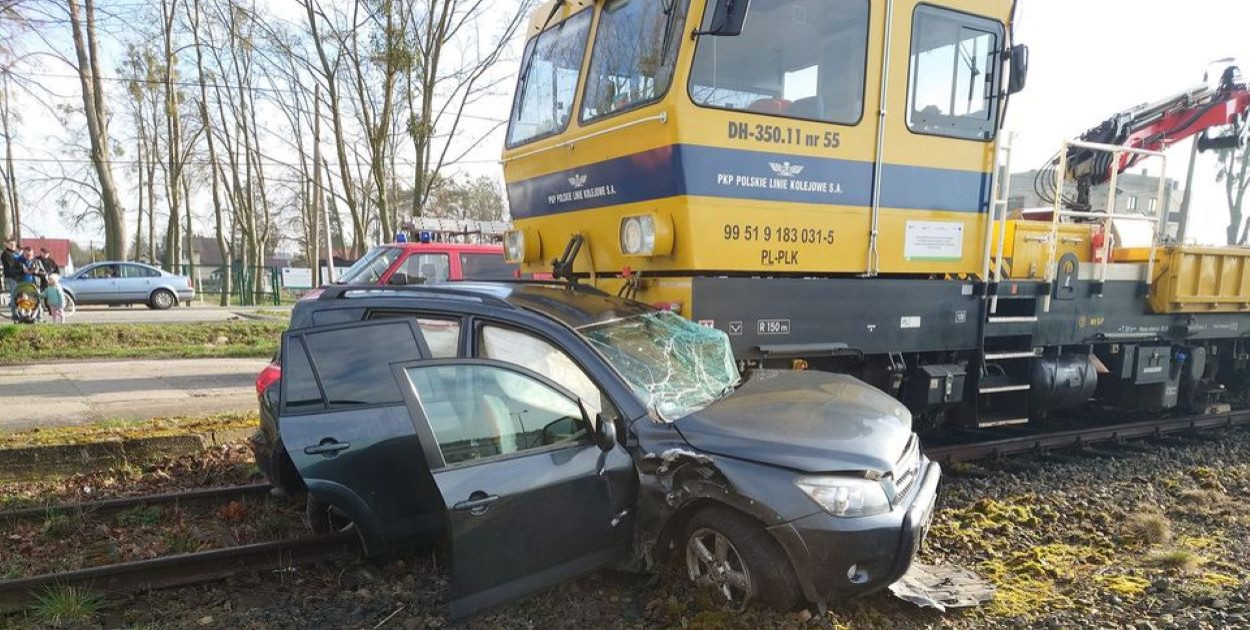 Zderzenie toyoty z kolejową drezyną/fot. OSP Lniano