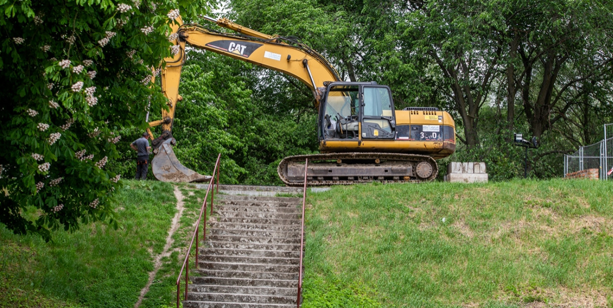 Trwa wzmacnianie wału przy zamku w Świeciu/fot. świecie.eu