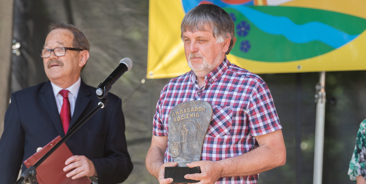 Józef Malinowski, prezes Bractwa Czarnej Wody, odebrał statuetkę Ambasador Kociewia 2023/fot. FB Miasta i Gminy Pelplin