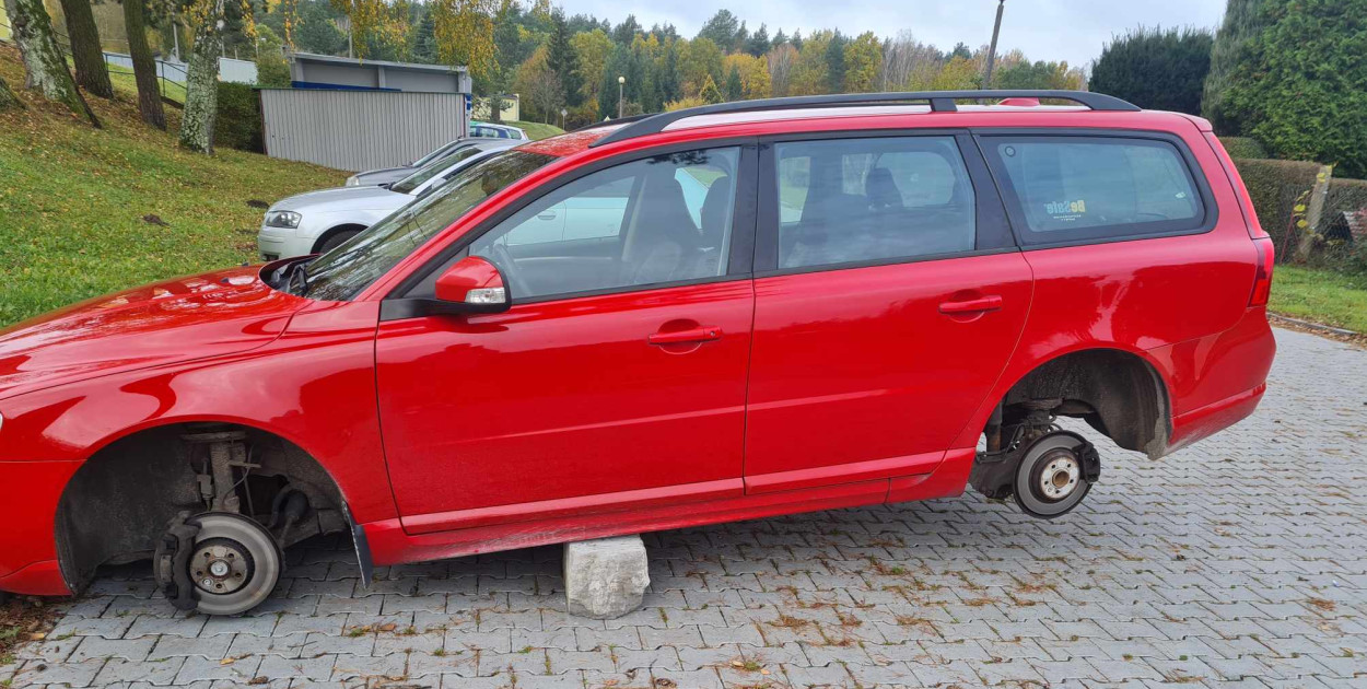 Tak złodzieje pozostawili volvo w Gródku, z którego koła ukradli w nocy z piątku na sobotę/fot. nadesłane