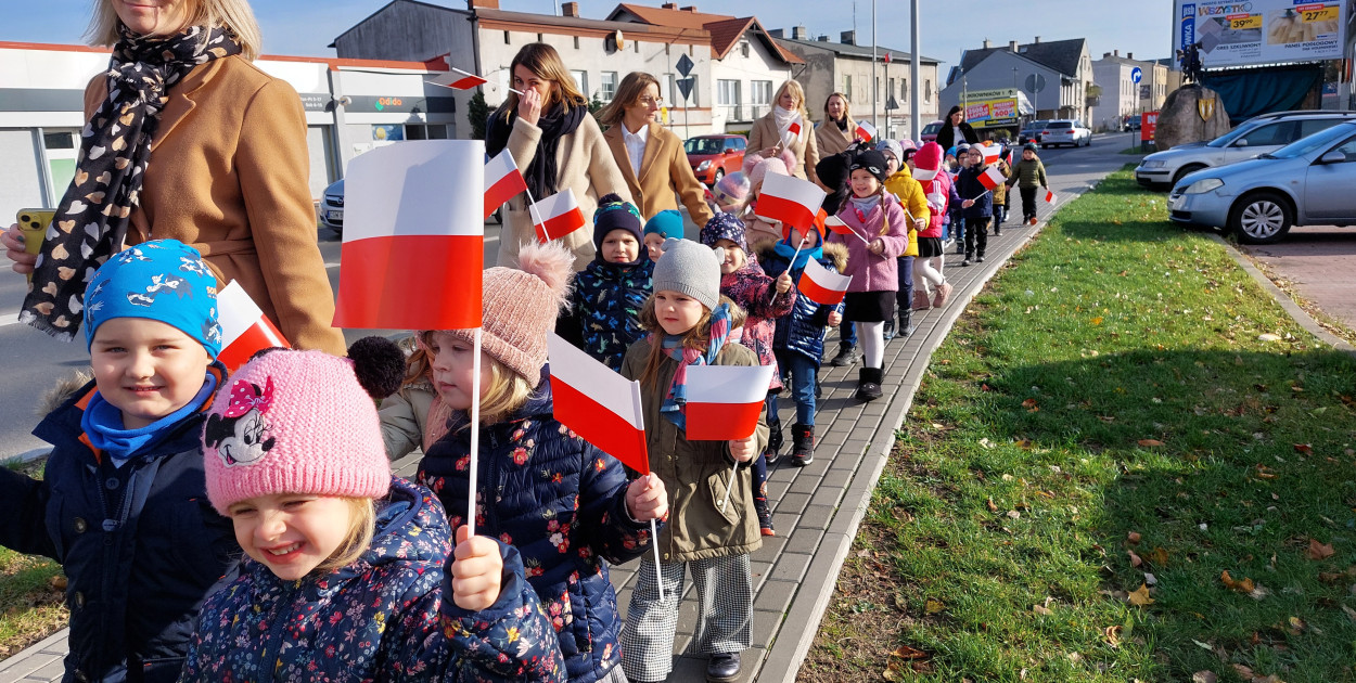 Przemarsz przedszkolaków z chorągiewkami w Przechowie. Fot. Krzysztof Nowicki