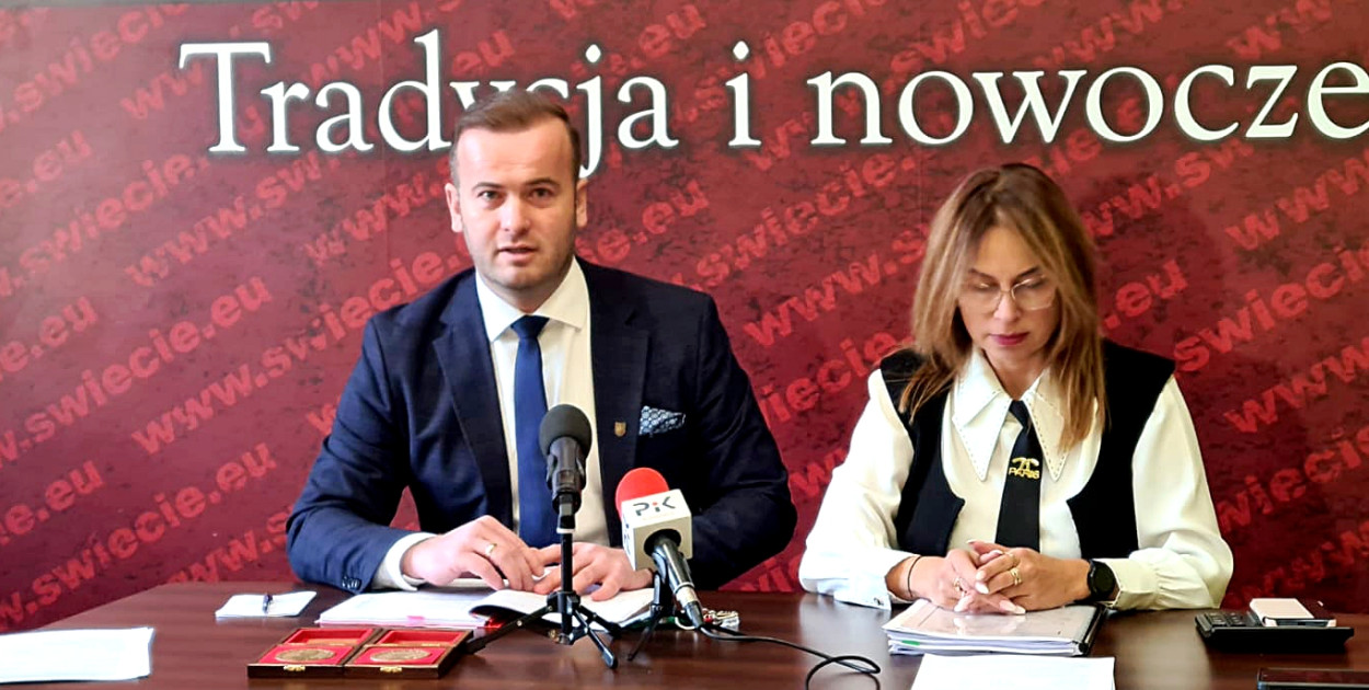 Burmistrz Krzysztof Kułakowski i skarbnik gminy Świecie - Marzena Rzymek przedstawili projekt budżetu na 2024 rok