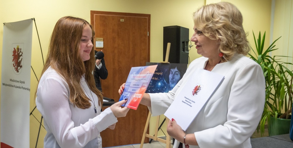 „Kopernik był poetą”, Zuzanna Żołdak podczas odbierania nagrody, fot. Mikołaj Kuras dla UMWKP