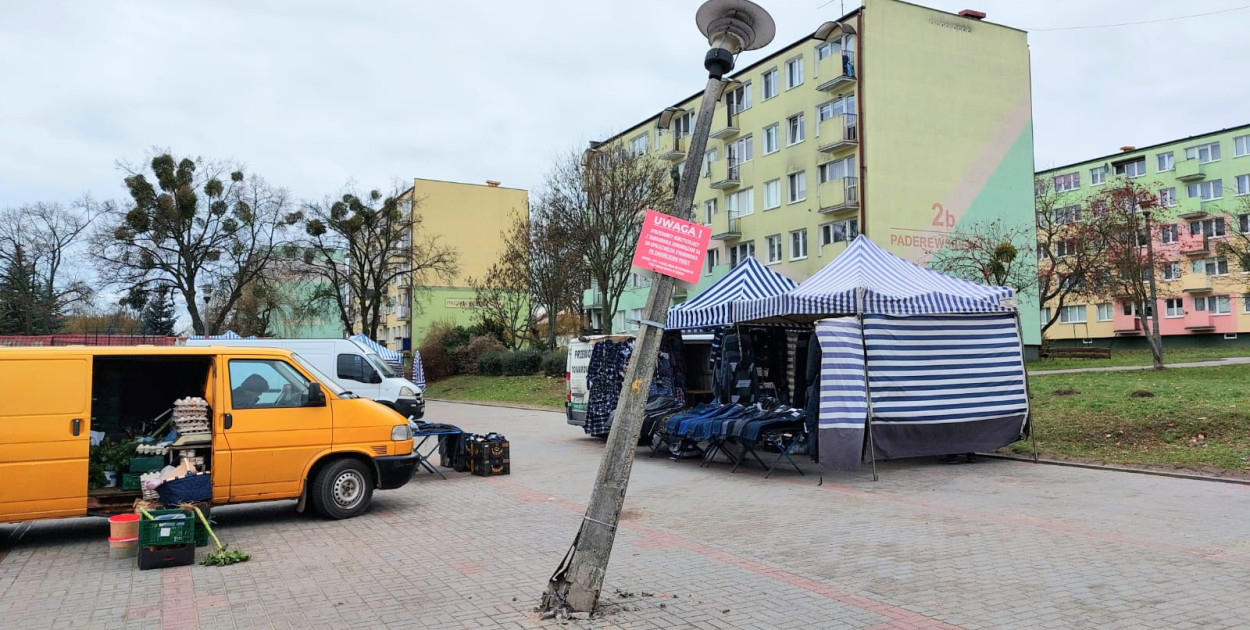 Lampa zdaniem przechodniów jest niebezpiecznie pochylona/zdjęcie nadesłane
