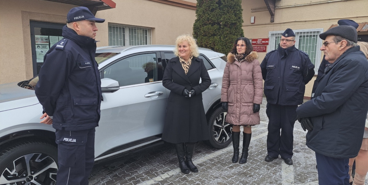 Wójt Dorota Krezymon przekazała kluczyki kierownik Posterunku Policji w Dragaczu asp. szt. Arturowi Koniecznemu/fot. KPP w Świeciu