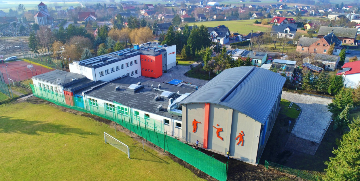 Szkoła w Przysiersku  jest już po przebudowie. Uczniowie mają gdzie ćwiczyć