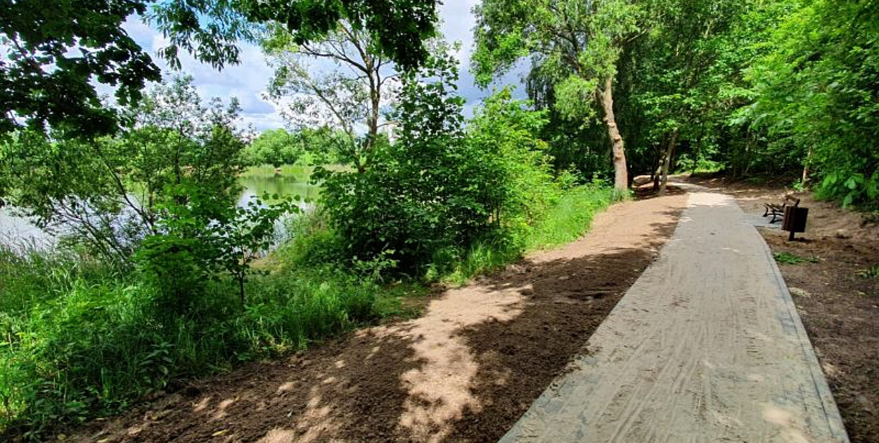 Jeżewo będzie miało całą ścieżkę wokół jeziora. Kiedy zakończenie prac?