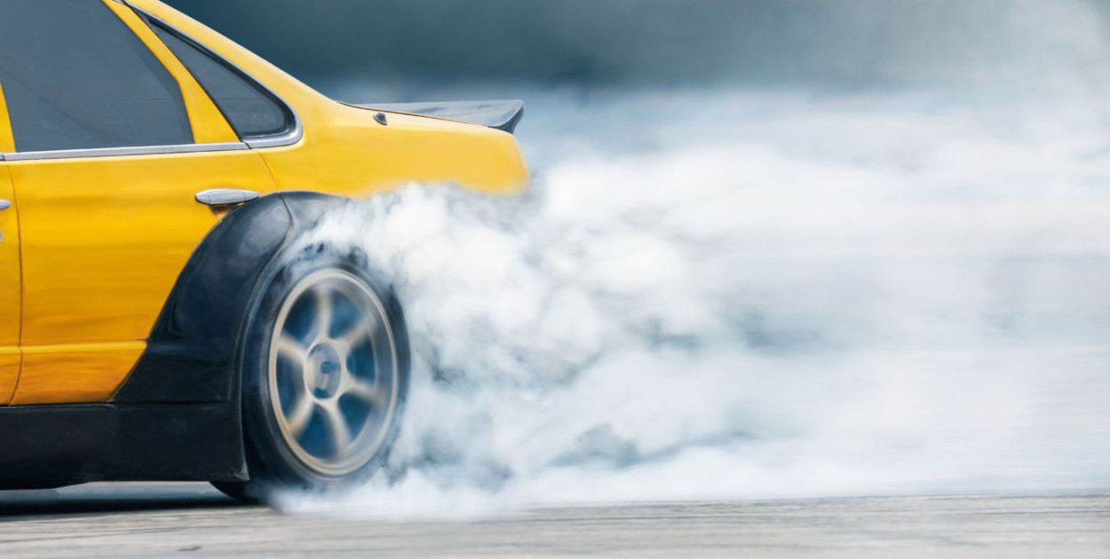 Wysoki mandat za palenie gumy na parkingu w Świeciu