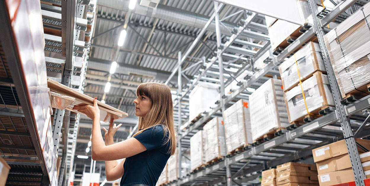 Praca na magazynie na podeście roboczym