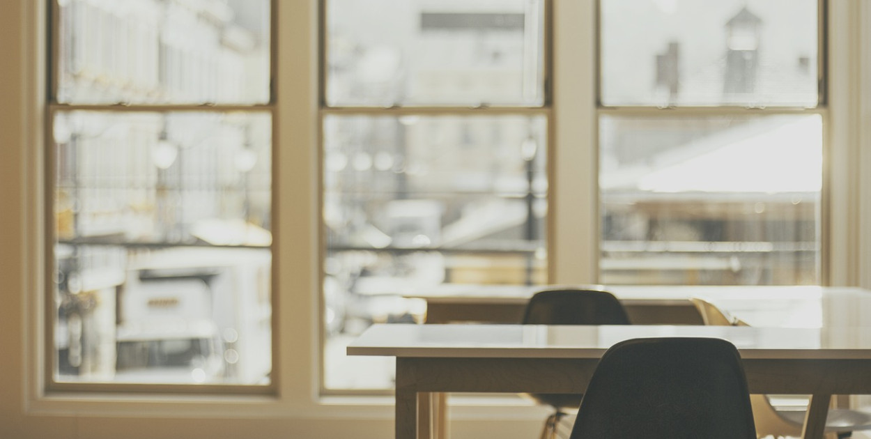 Jak przebiega proces produkcji okien PVC, począwszy od surowców aż po finalny prod