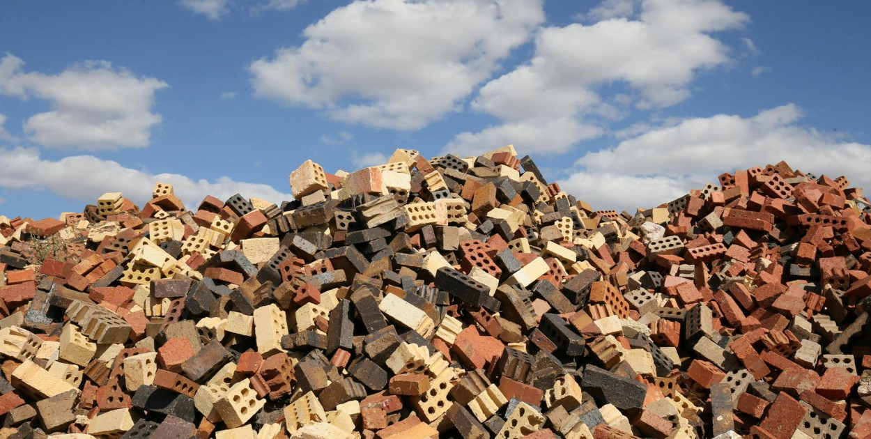 Sposoby na pozbycie się gruzu z terenu posesji