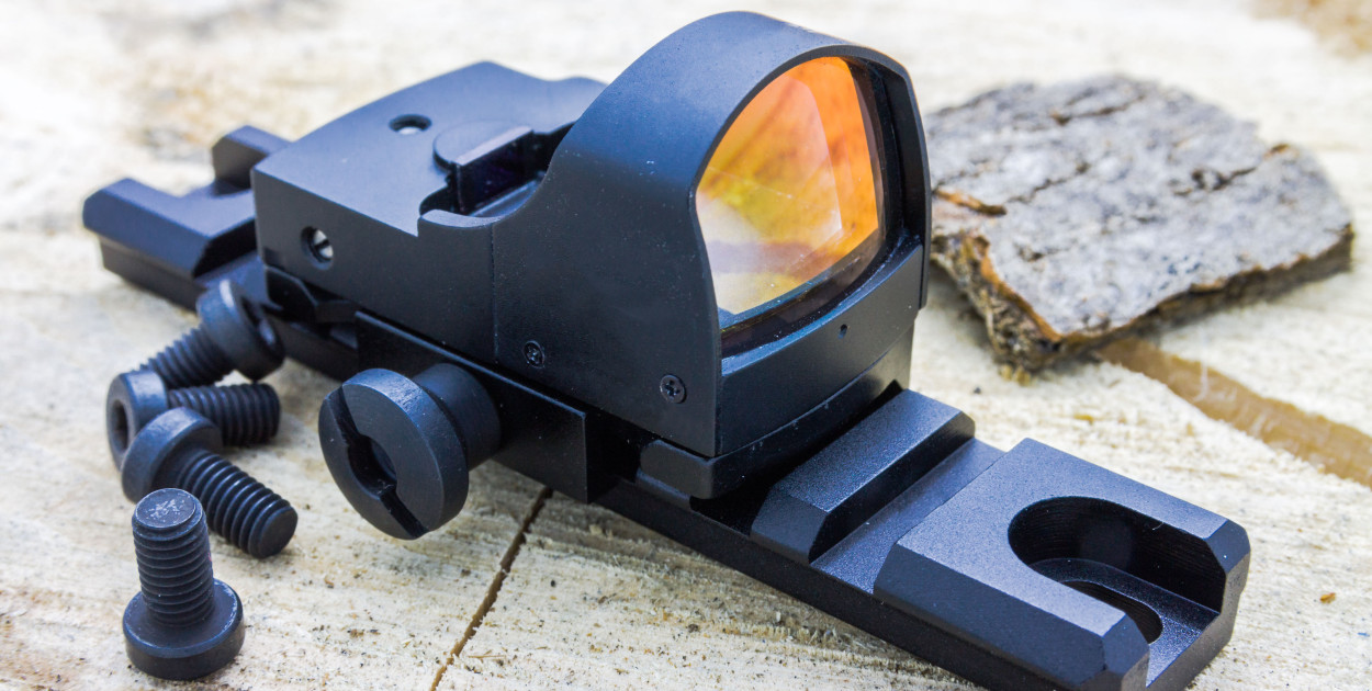 Jakie są zalety i wady kolimatorów podczas celowania?