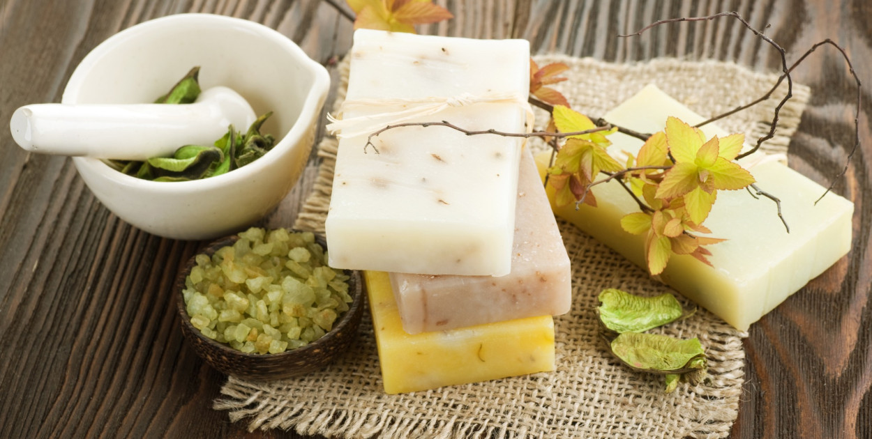 Oleje zimnotłoczone w kosmetykach naturalnych — jakie mają właściwości?