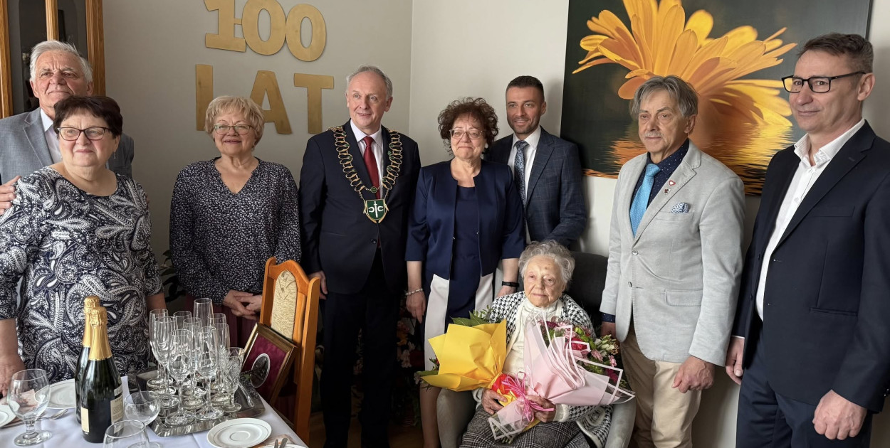 Pani Stanisława uczciła swój jubileusz w towarzystwie rodziny, radnego województwa Tadeusza Pogody, burmistrza miasta i gminy Pruszcz Dariusza Wądołowskiego