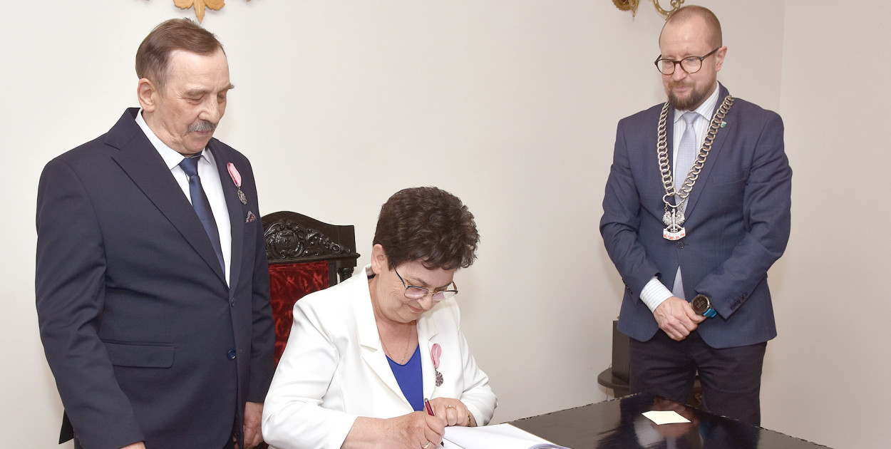 Odbiór medali jubilaci potwierdzili podpisem/fot. Karol Cerajewski