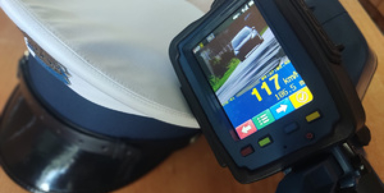 Pędziła przez wieś z dziećmi w samochodzie 