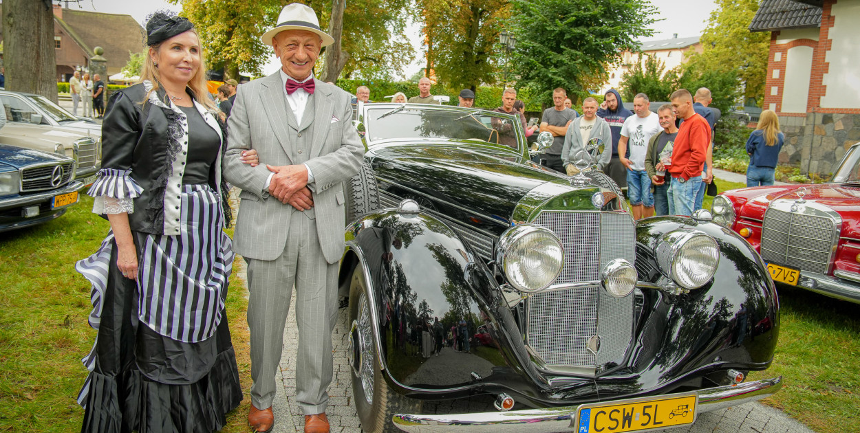 Barbara i Stefan Medeńscy przy Mercedesie 770 K Grosser Offener Tourenwagen z 1939 roku/fot. Agnieszka Czubek