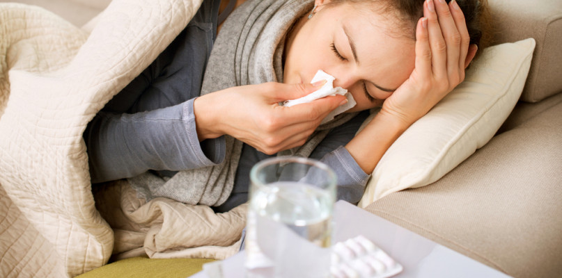 Przy grypie prawie zawsze występuje wysoka gorączka i ból głowy. Fot. photogenica