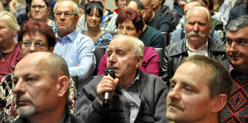 Mieszkańcy mieli wiele pytań do prowadzącego spotkania Mateusza Sosnowskiego. Fot. Krzysztof Nowicki