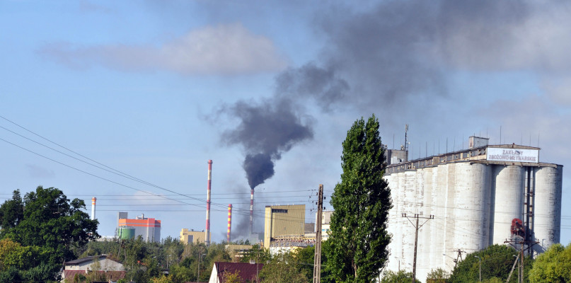 Taki dym nad Mondi to niecodzienny widok i wzbudził niepokój w wielu mieszkańcach. Fot. Krzysztof Nowicki