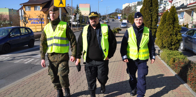Łączony patrol policji, straży miejskiej i Wojsk Obrony Terytorialnej. Fot. Krzysztof Nowicki